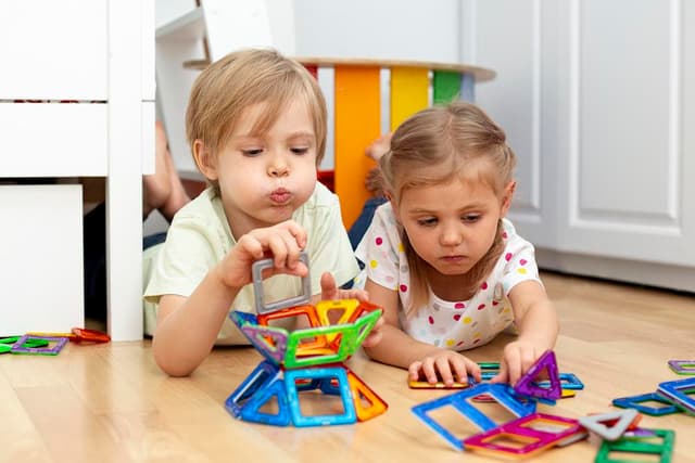 Atelier de motricité fine en crèche