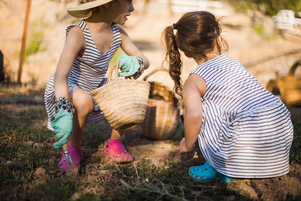 Atelier jardinage et découverte de la nature en crèche