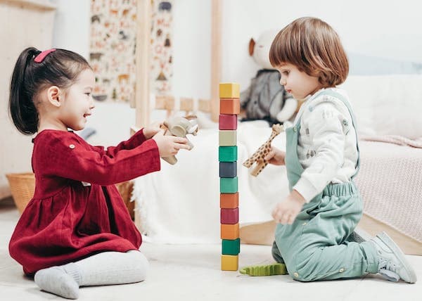 Enfants jouant ensemble et développant leur sociabilité en crèche